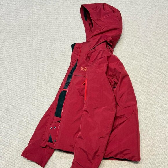 🔥 Arc'teryx Bordeaux Red GORE-TEX Down Jacket | Cozy + Weather-Ready 🍷 - Picture 2 of 8
